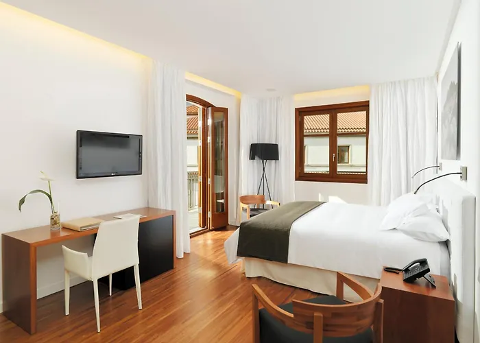 Santa Cruz de Tenerife hotels near Parque Las Indias